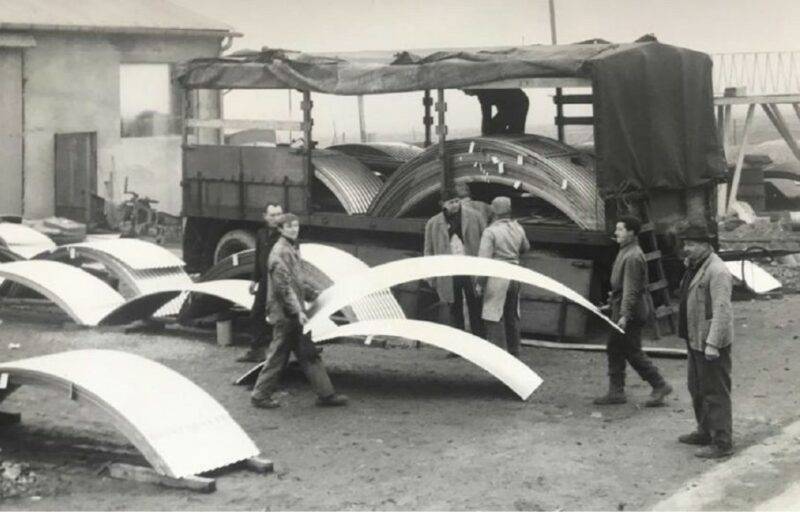 Ancienne photo d'un chargement de tôles ondulées Petrus